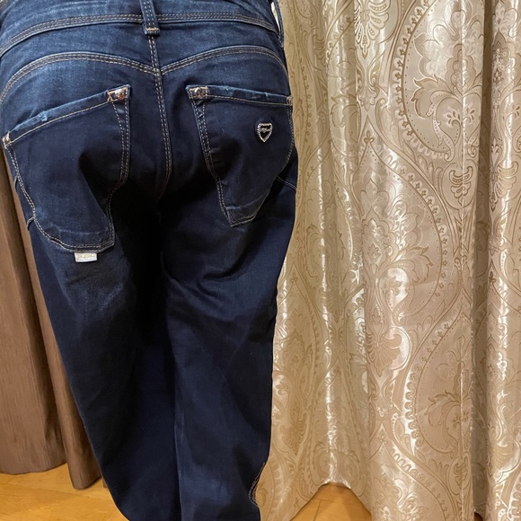 Jeans is decorated with crystals - Picture 3 of 11